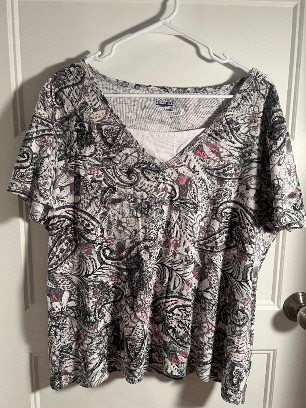Short sleeve top by the brand Basic Editions.